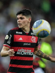 Ayrton Lucas pode deixar o Flamengo