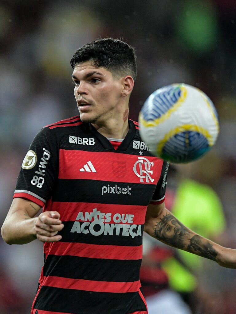 Ayrton Lucas pode deixar o Flamengo